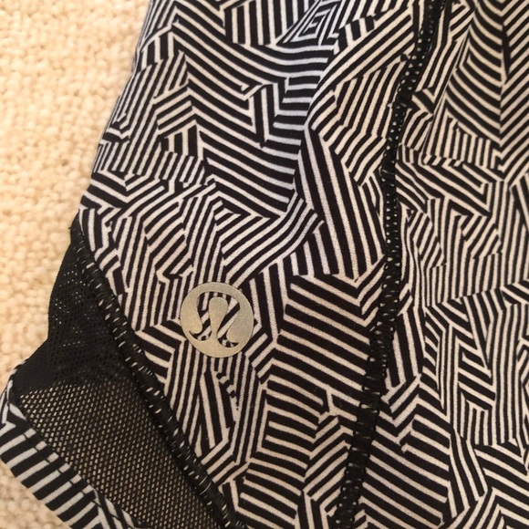 Lululemon Seawheeze shorts 4” hotty hot shorts - Picture 3 of 5